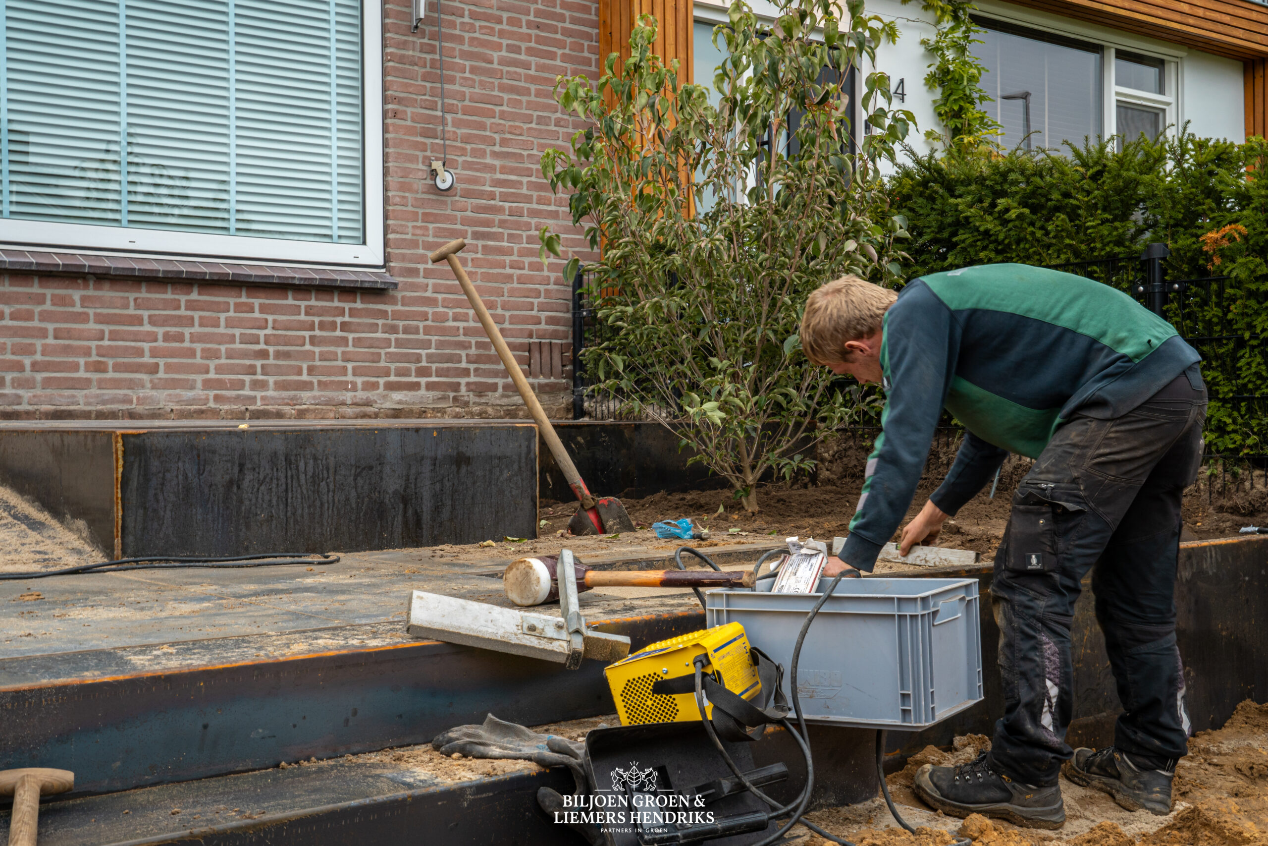 cortenstaal vakwerk hoveniers tuindesign tuinaanleg voortuin